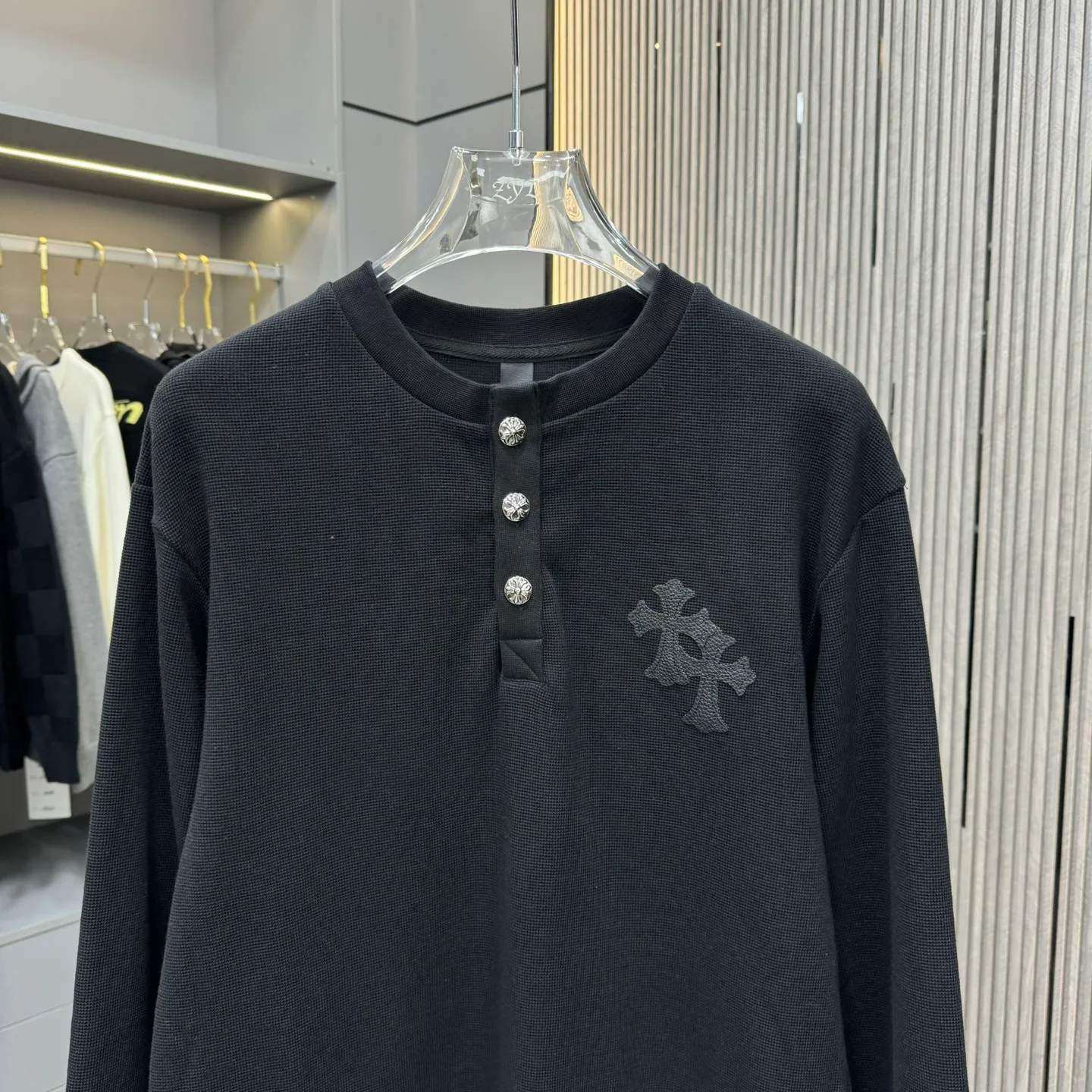 🅿️270 25 New Style🆕Come Hearts Cross Long Sleeve Autumn and Winter King! Chest pockets, collar and cuffs with high weight threads, custom-woven and dyed 330g double yarn waffle fabric, cross steel buckle tags and other accessories are all in the correct version, super conspicuous, super good-looking and super atmospheric, same style for men and women! The overall upper body highlights fashion and individuality, and it is a recommended T-shirt for couples to wear together!! Color: black/white 04 Size: S-XXL